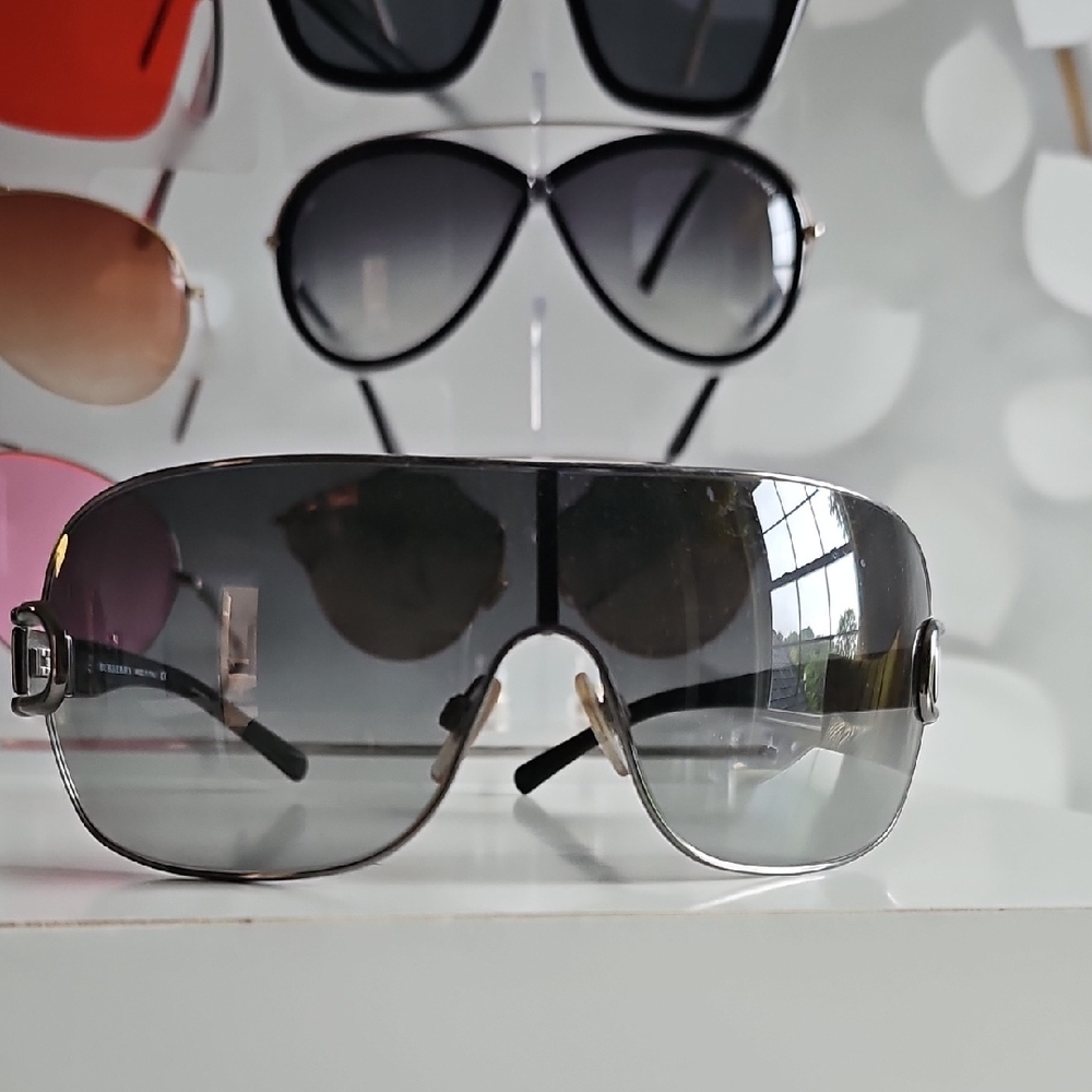 Burberry Black Sunglasses Sleek Design UV Protection - Picture 1 of 4